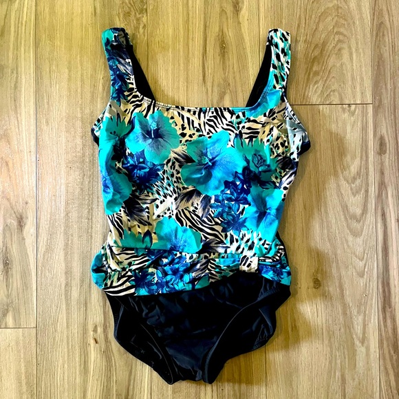Inches Away Swimwear اینچ دور لباس شنا